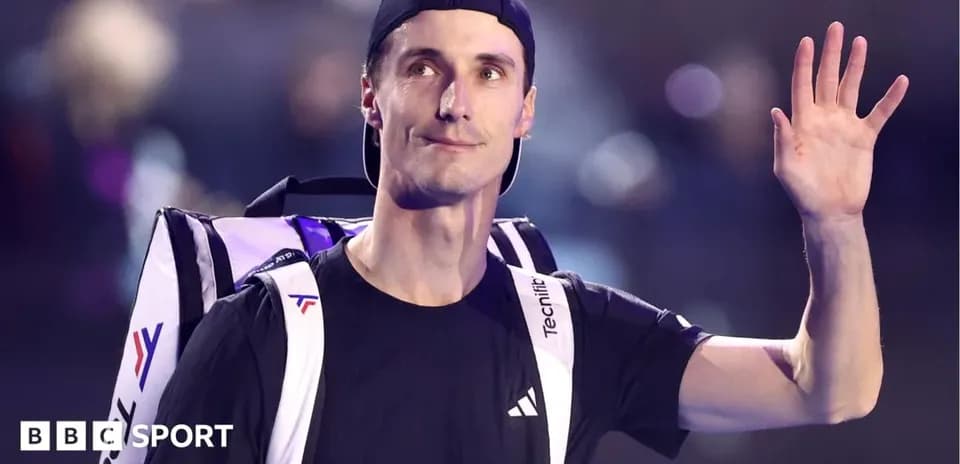 Jugador de tenis saludando con mochila en la espalda
