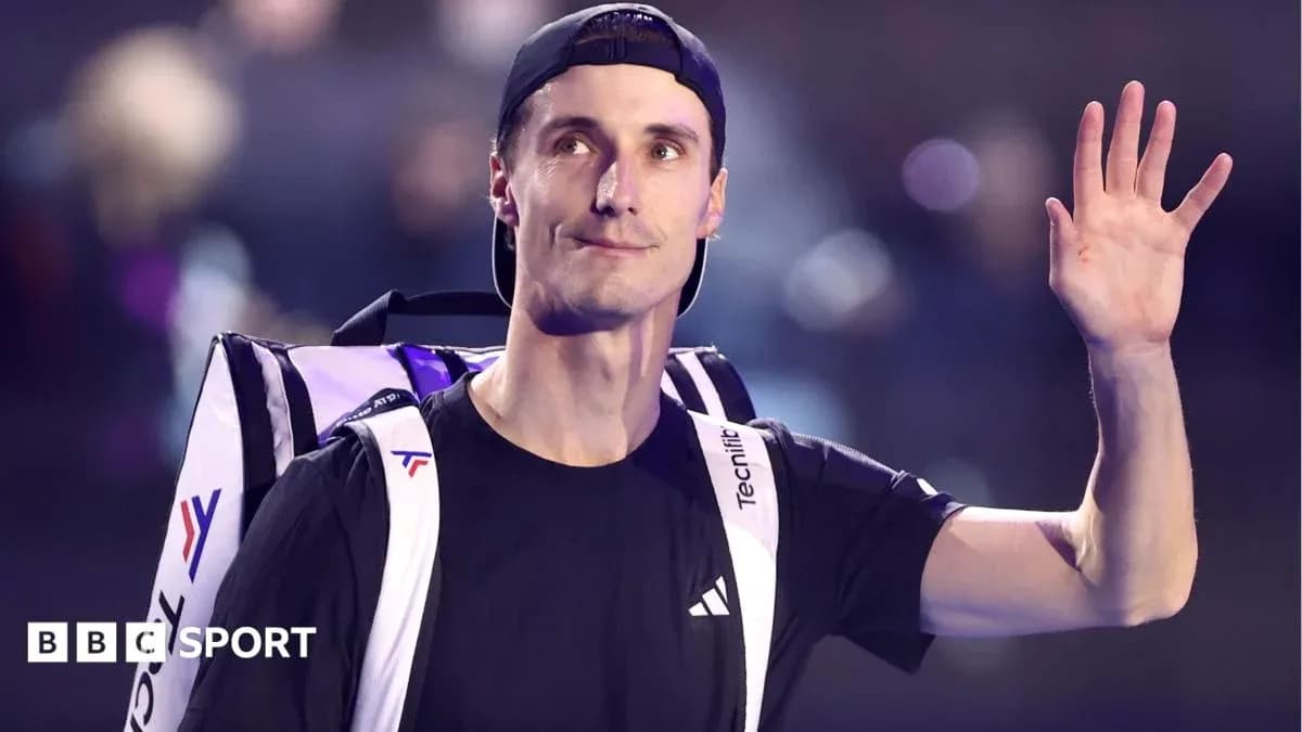 Jugador de tenis saludando con mochila en la espalda