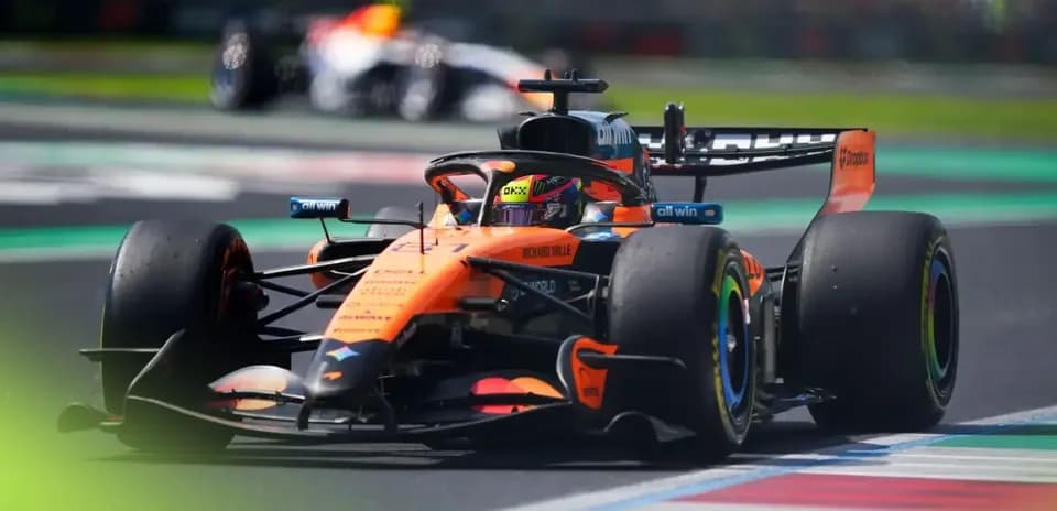 Coche de Fórmula 1 de McLaren en pista