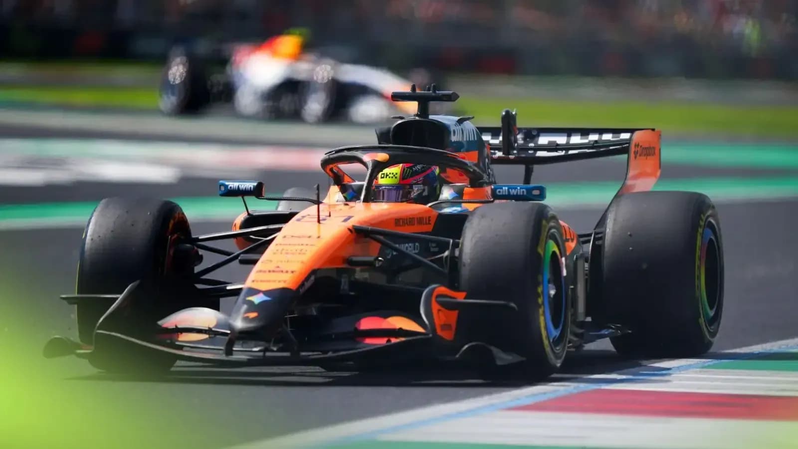 Coche de Fórmula 1 de McLaren en pista