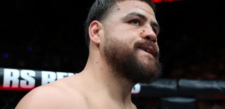 Luchador de MMA con boca protegida en el octágono
