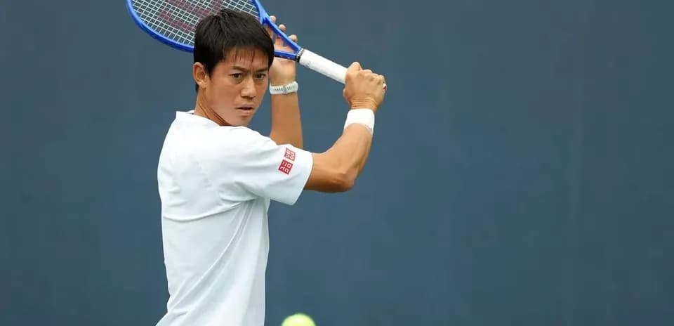 Jugador de tenis preparando un golpe de derecha