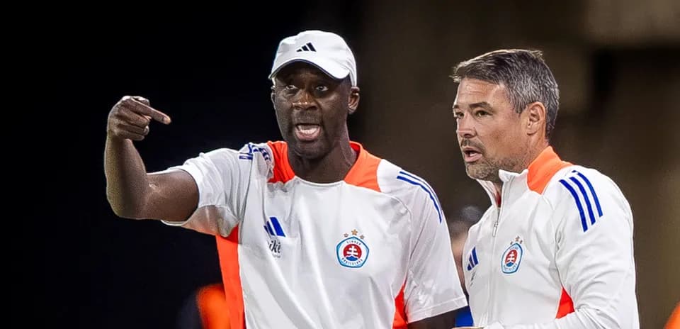 Entrenadores discutiendo durante un partido de fútbol