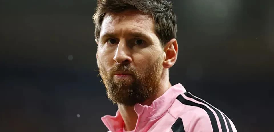 Jugador en uniforme rosa durante partido