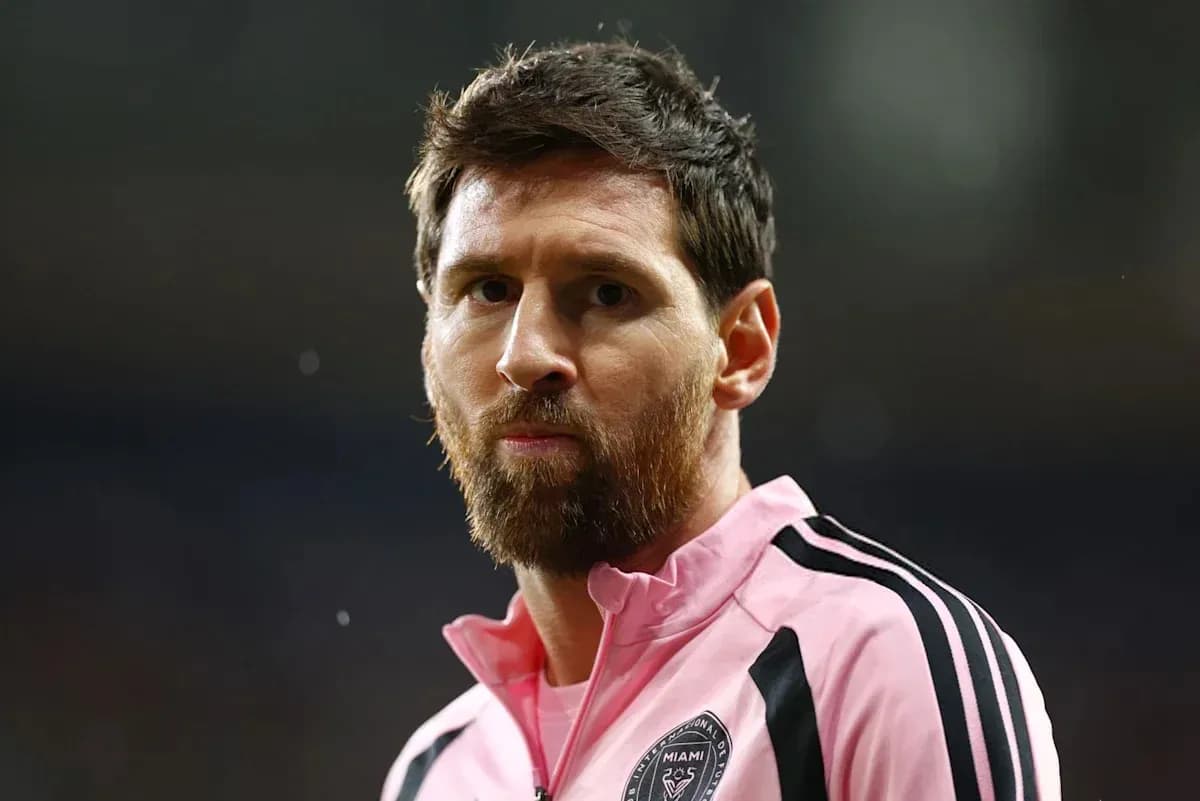 Jugador en uniforme rosa durante partido