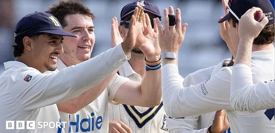 Jugadores celebrando un wicket durante un partido de cricket