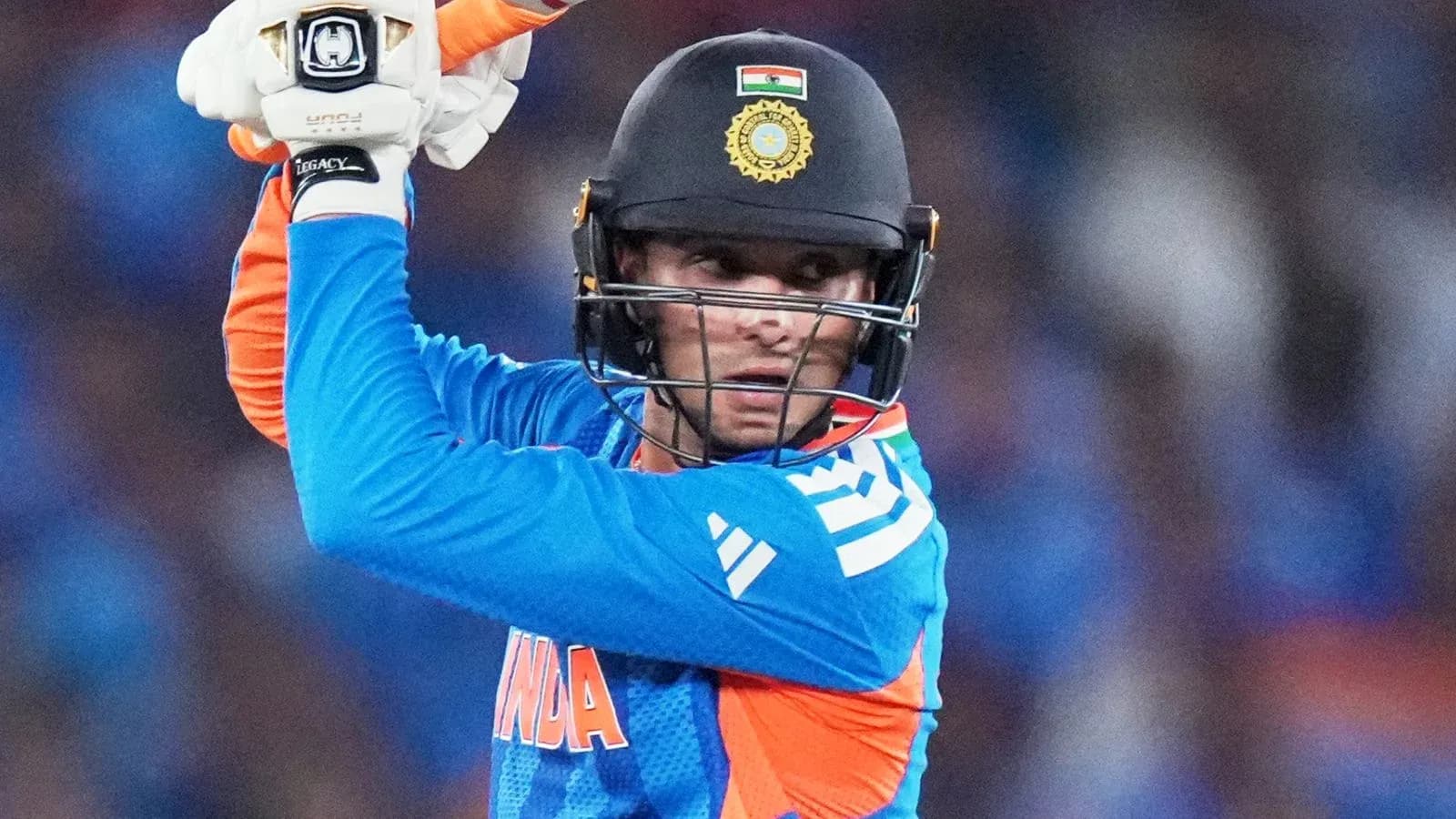 Jugador de cricket preparado para batear en partido