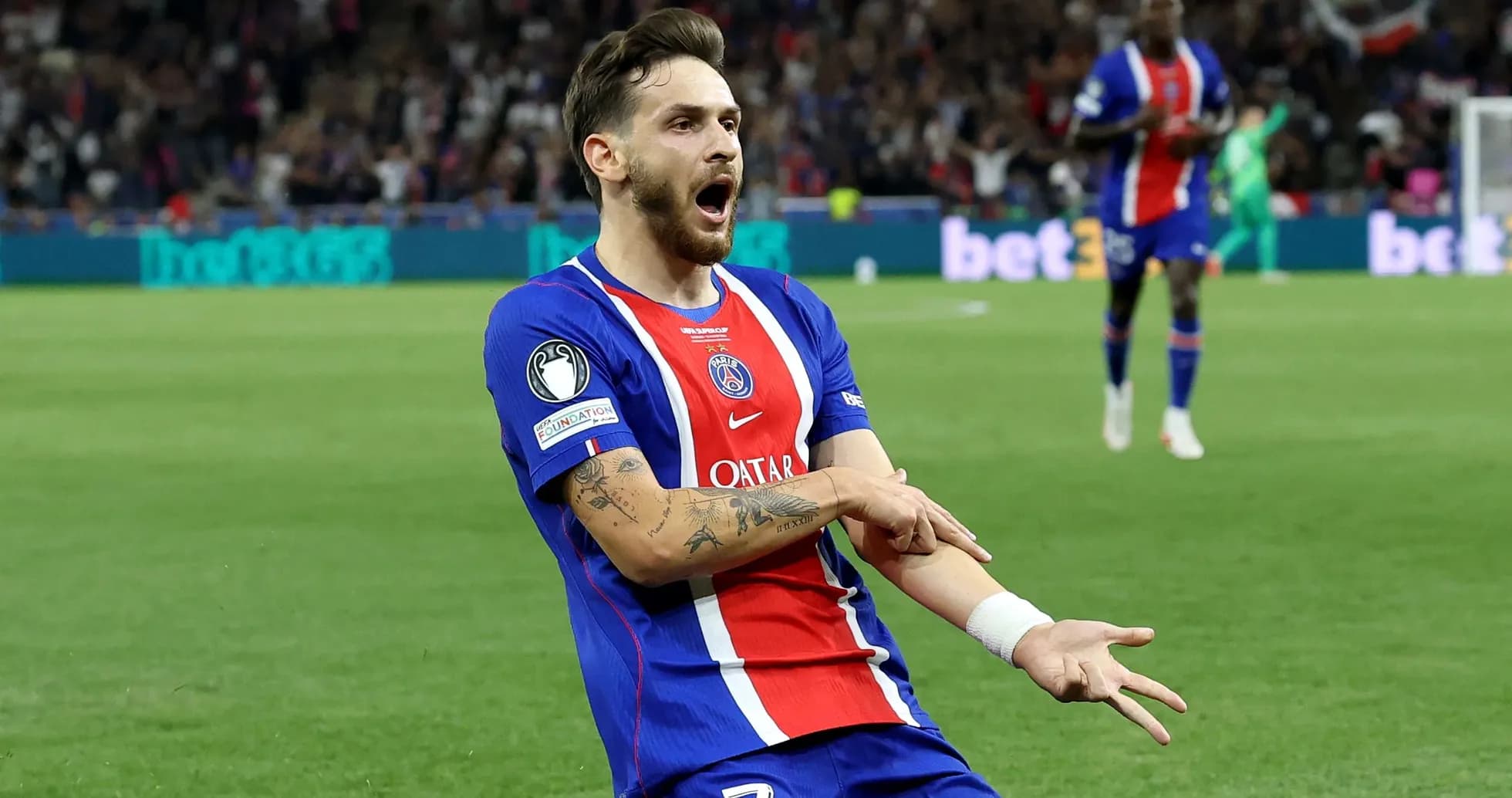 Jugador de PSG celebrando un gol en el campo