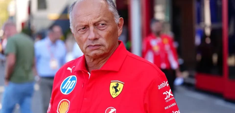 Hombre con camiseta de Ferrari en el paddock