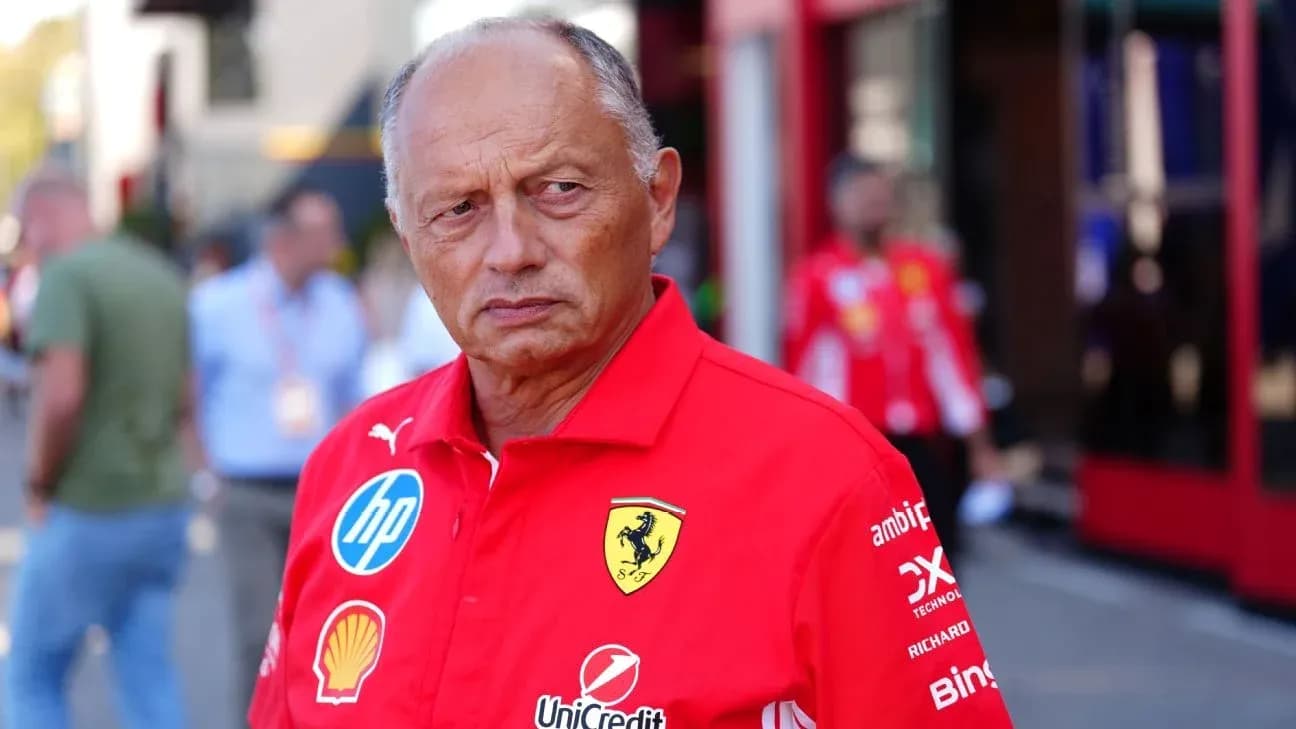 Hombre con camiseta de Ferrari en el paddock