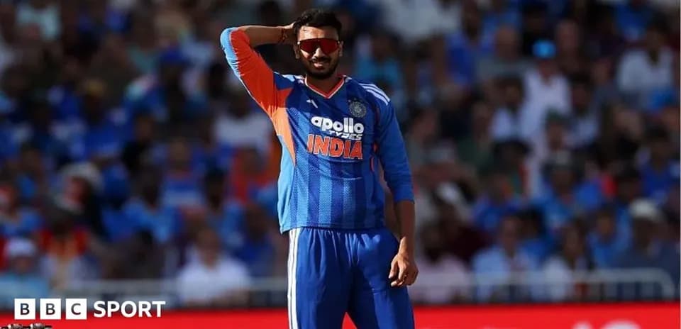 Jugador de cricket con uniforme de India en el campo