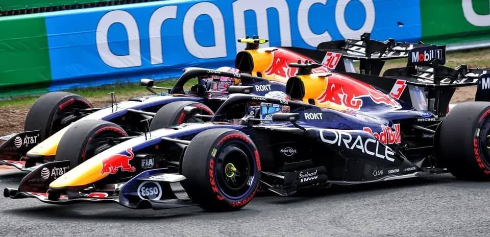 Dos coches de Red Bull compitiendo en la pista