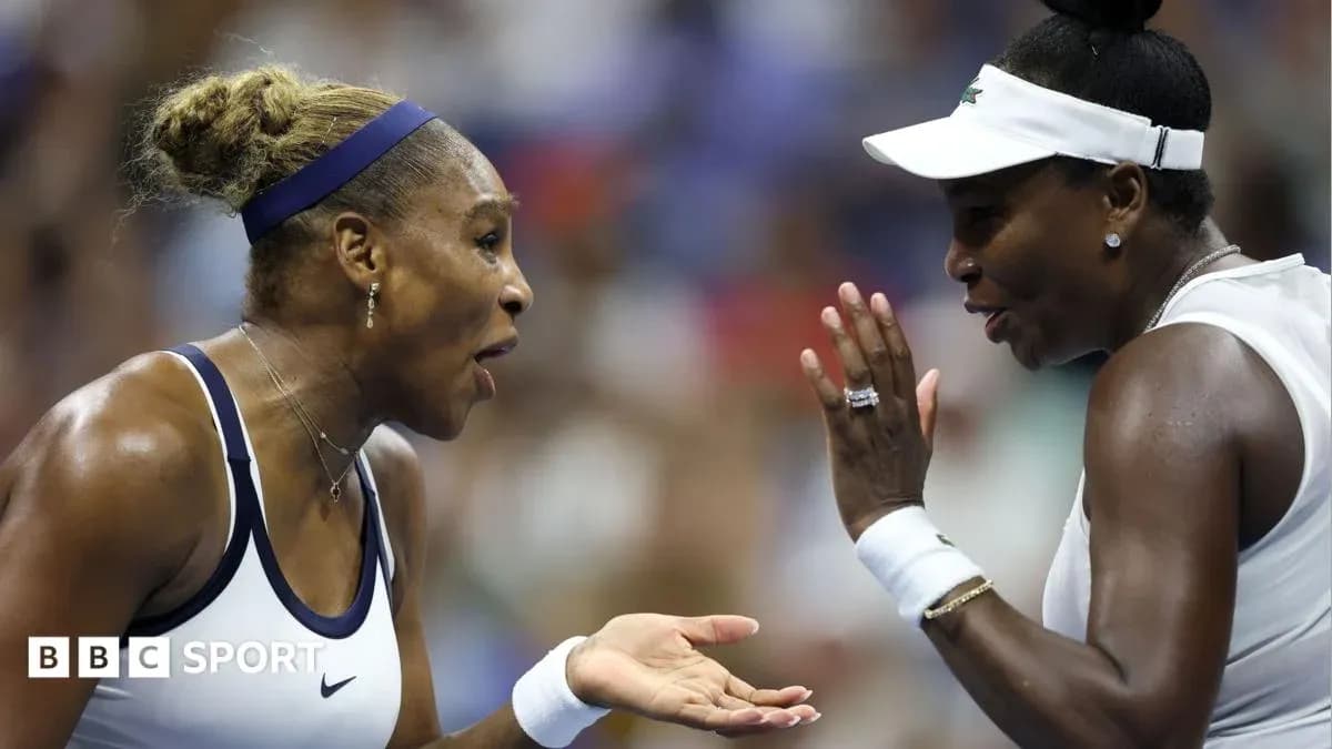 Serena y Venus Williams conversando en la cancha