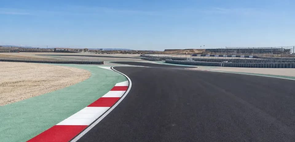 Curva de un circuito de carreras en un día soleado