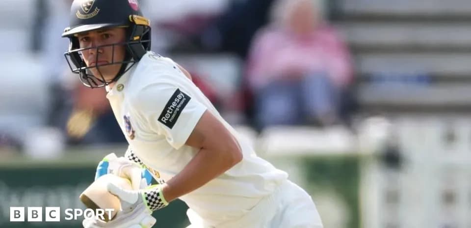 Jugador de cricket corriendo con su bate en mano
