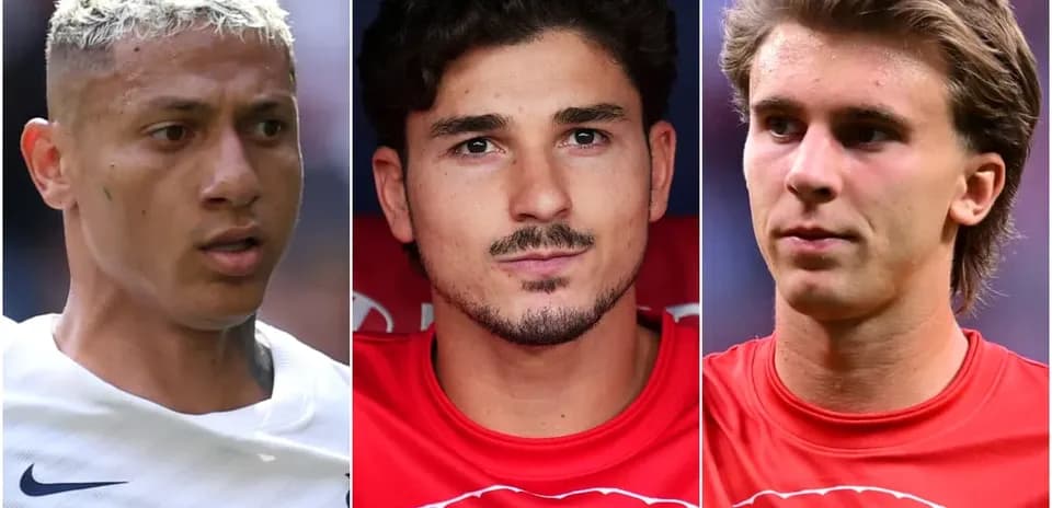 Tres futbolistas en diferentes poses durante un partido