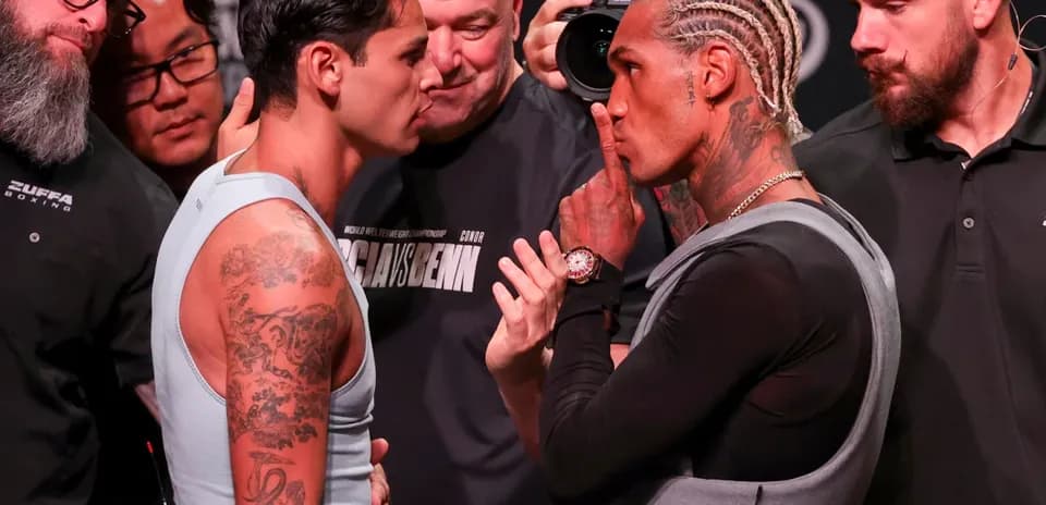 Dos boxeadores en cara a cara durante pesaje