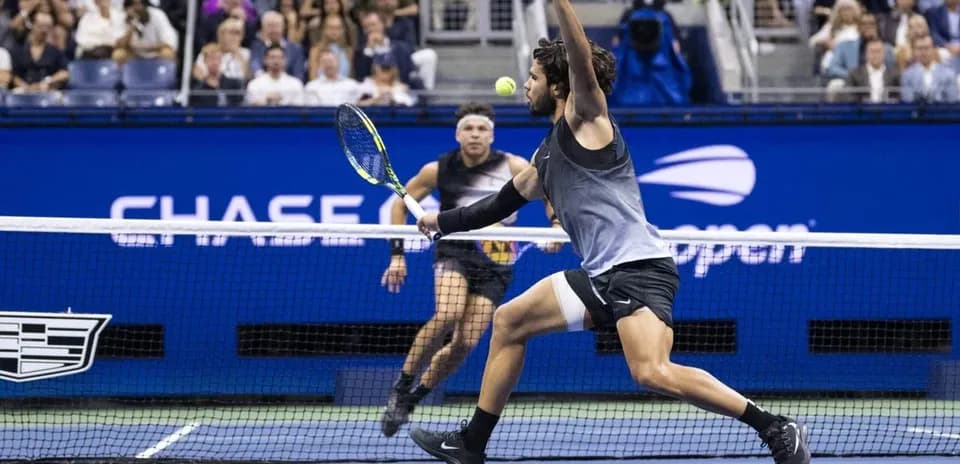 Jugador golpeando la pelota durante un partido de tenis