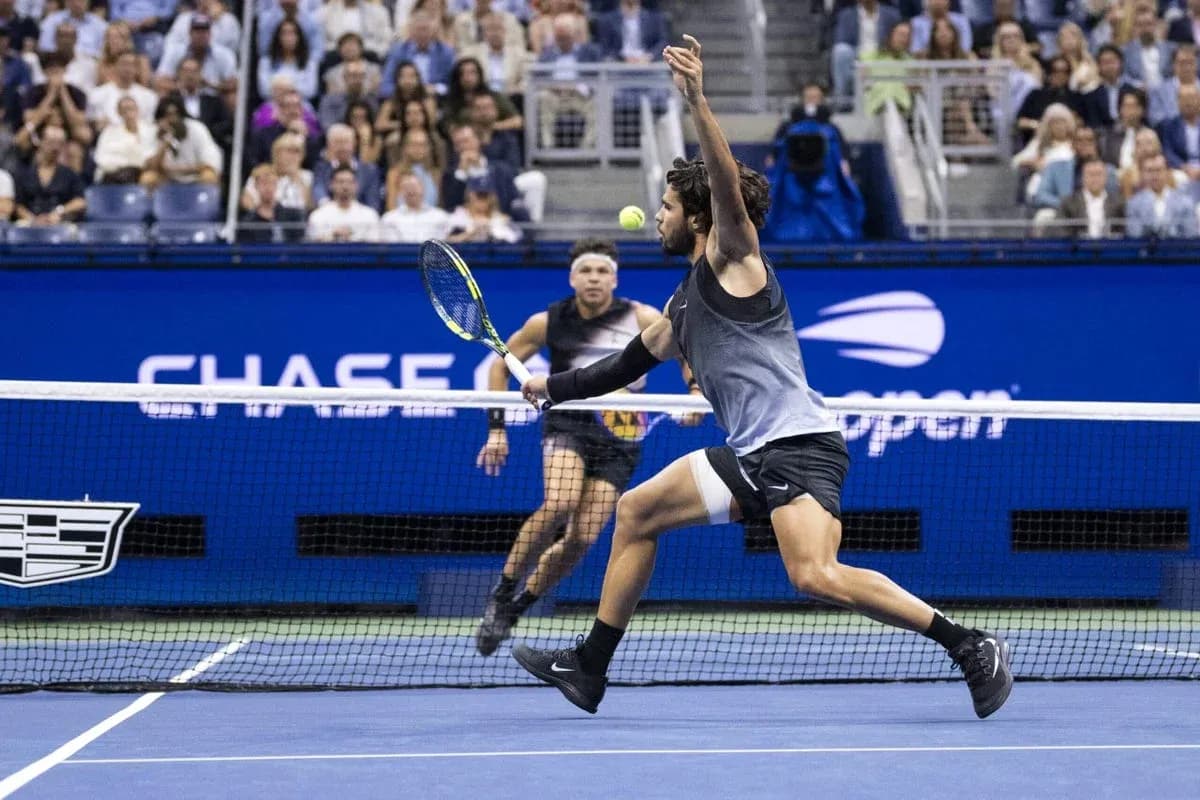 Jugador golpeando la pelota durante un partido de tenis