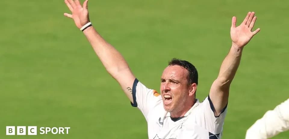 Jugador de cricket celebrando una decisión de árbitro