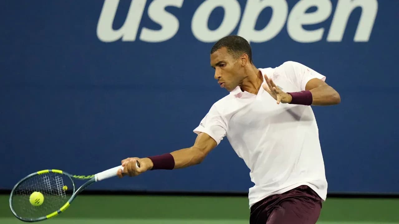 Jugador golpeando la pelota en el US Open