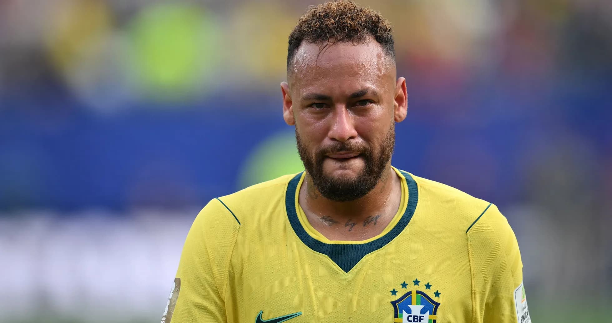 Neymar con camiseta amarilla de Brasil en el campo