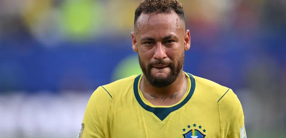 Neymar con camiseta amarilla de Brasil en el campo