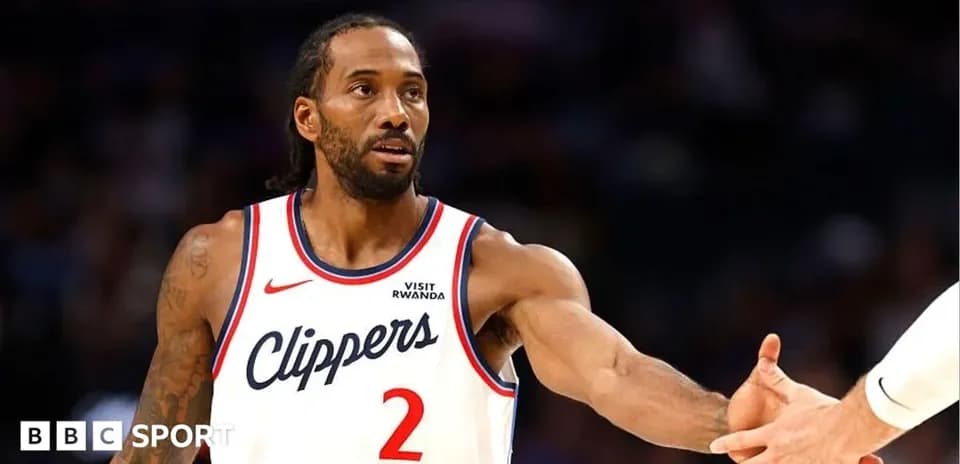Jugador de los Clippers dando la mano a un compañero