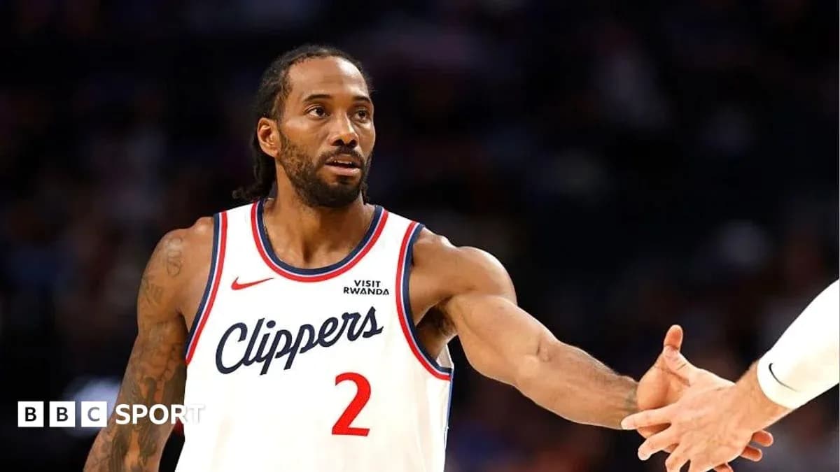 Jugador de los Clippers dando la mano a un compañero