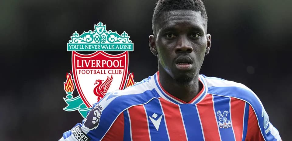 Jugador de Crystal Palace frente al escudo de Liverpool