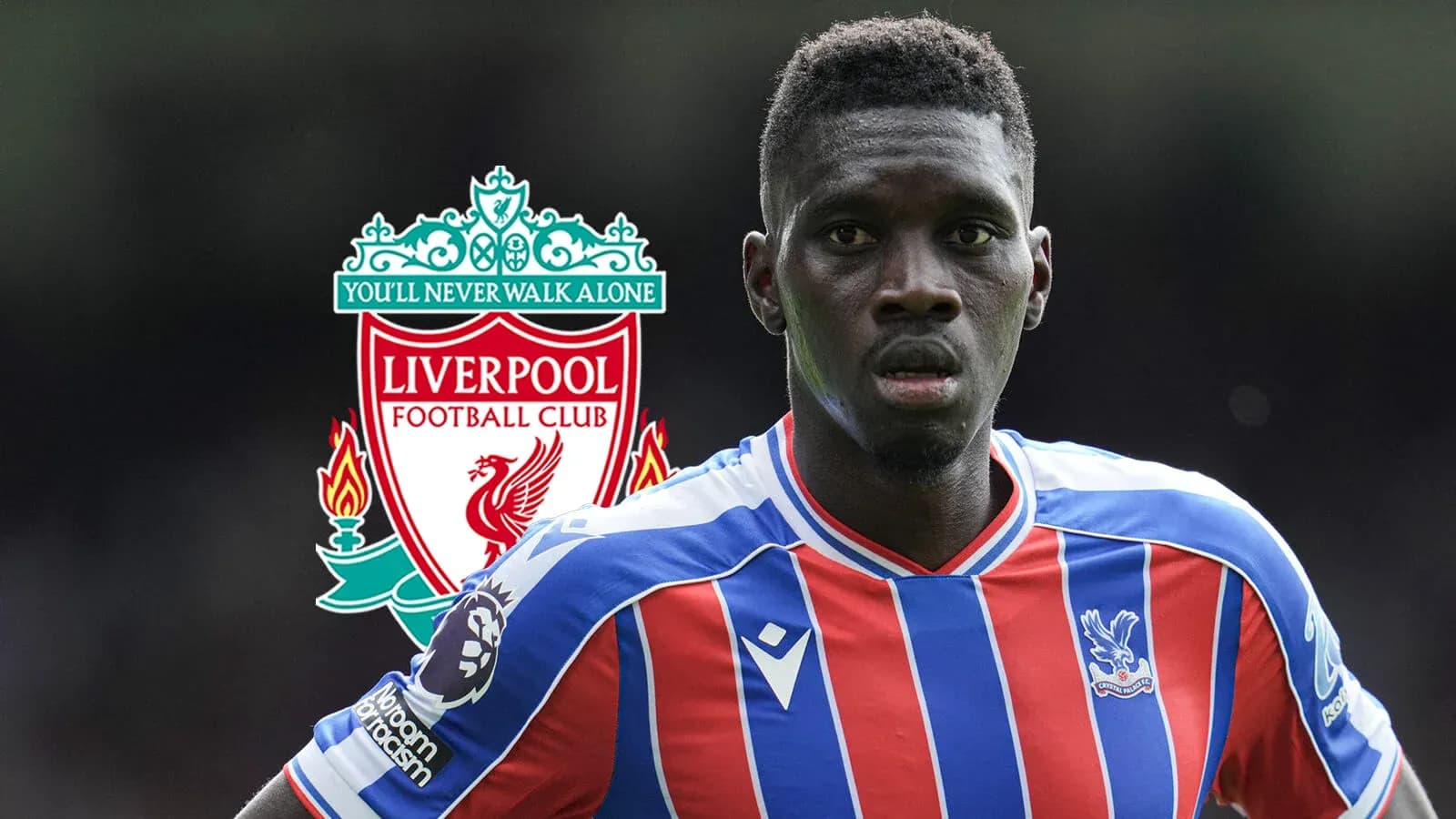Jugador de Crystal Palace frente al escudo de Liverpool
