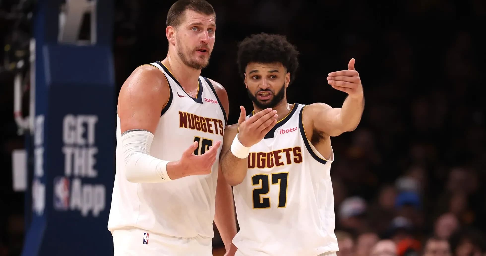 Jugadores de los Nuggets conversando en la cancha