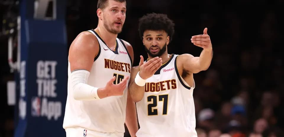 Jugadores de los Nuggets conversando en la cancha