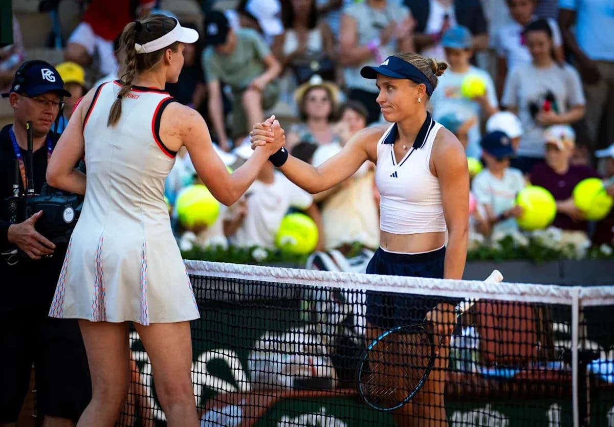 Jugadoras estrechando manos tras el partido de tenis