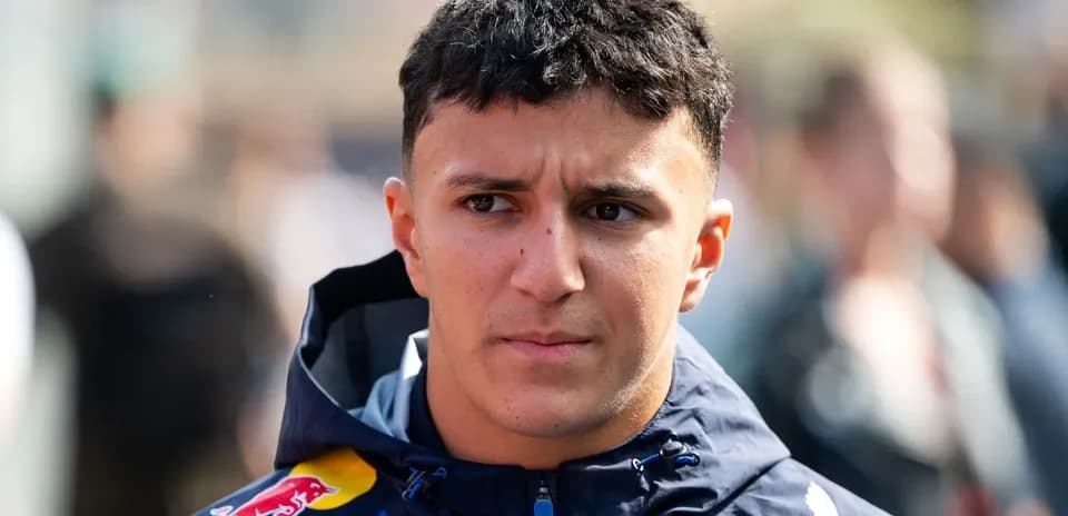 Piloto de Fórmula 1 en el paddock