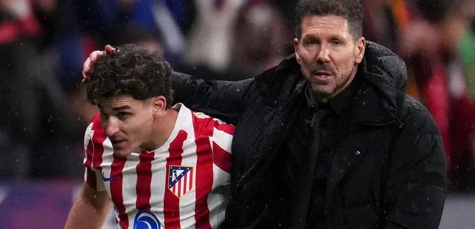 Entrenador ayuda a jugador de Atlético de Madrid