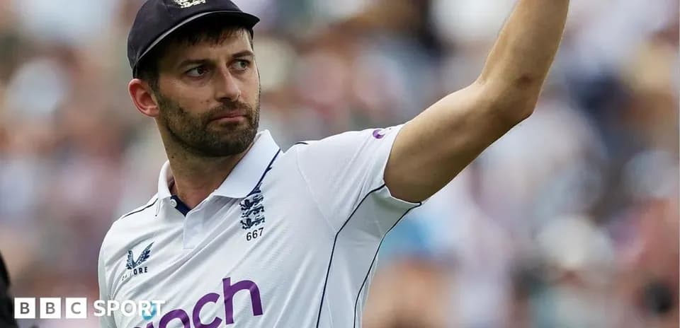 Jugador de cricket inglés levantando la mano en señal