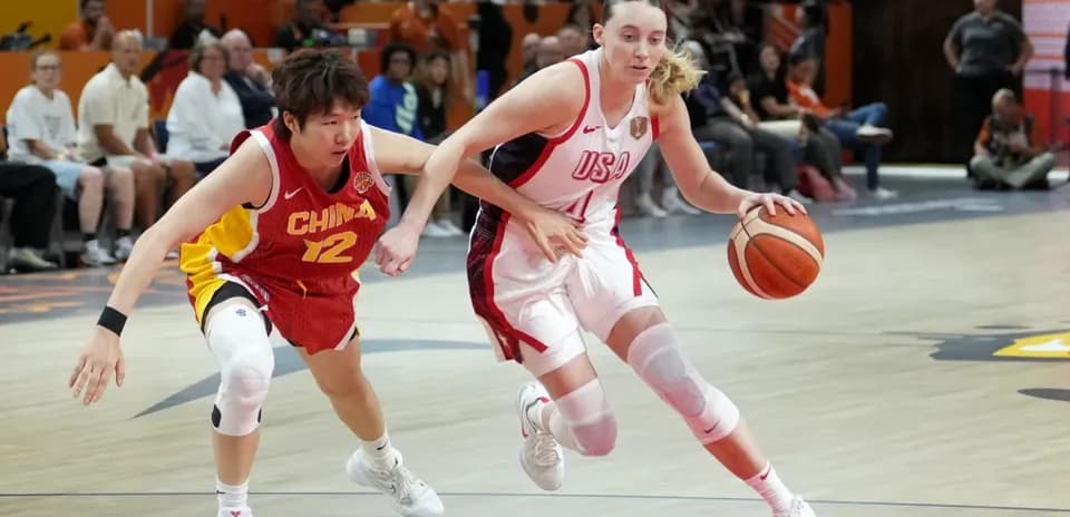 Jugadora de Estados Unidos driblando contra China