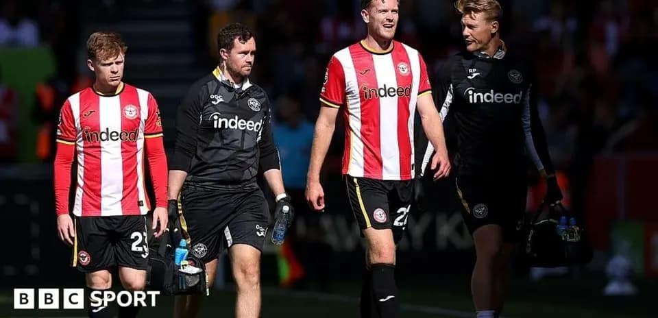 Jugadores de Brentford saliendo del campo tras el partido