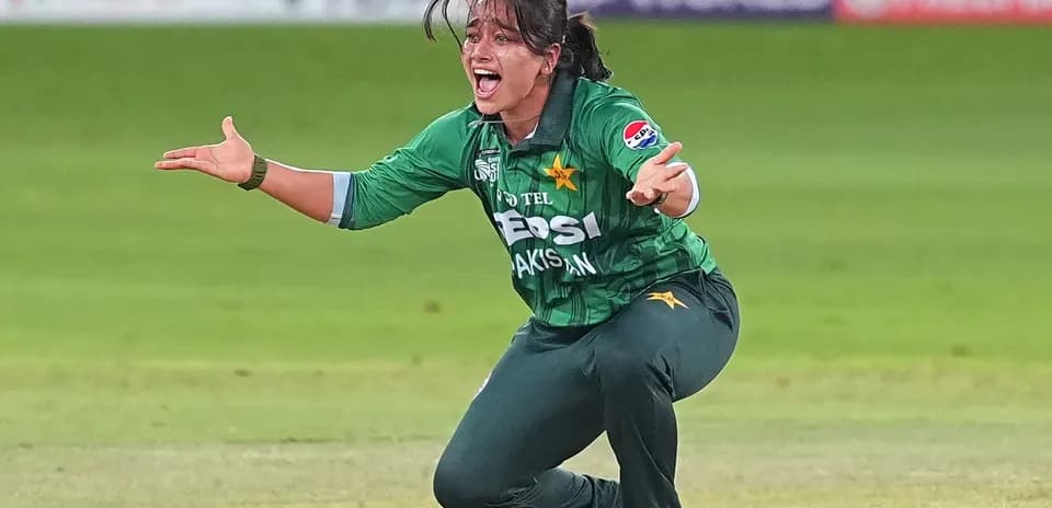 Jugadora de críquet de Pakistán celebrando una atrapada