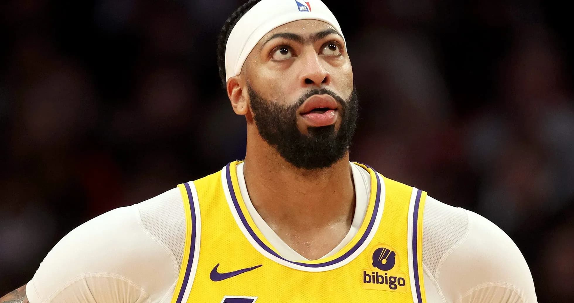 Jugador de Los Angeles Lakers mirando hacia arriba