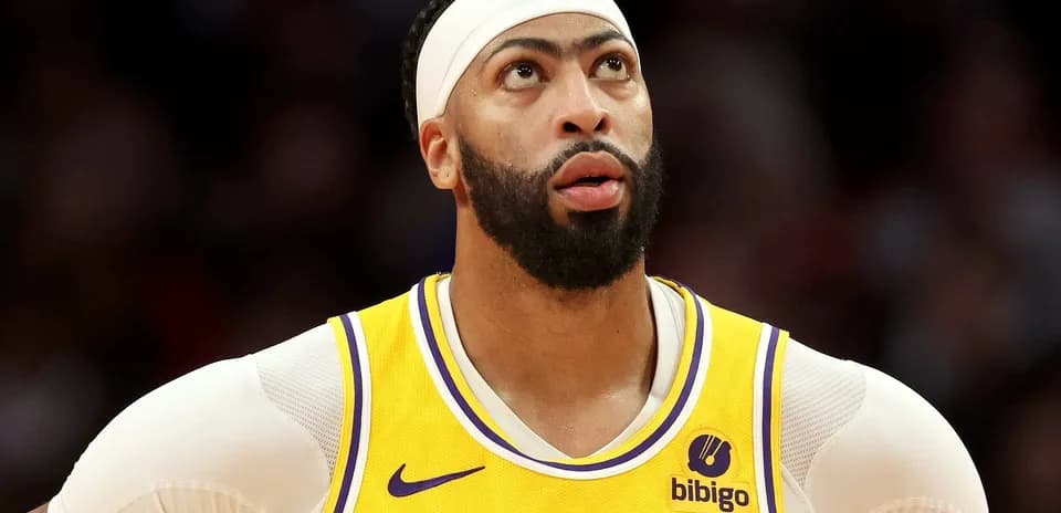 Jugador de Los Angeles Lakers mirando hacia arriba