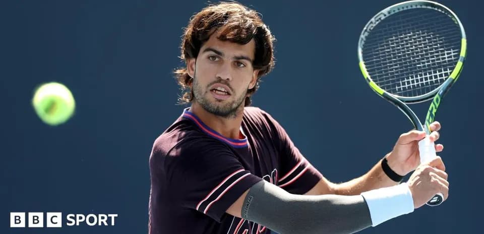 Jugador de tenis golpeando una pelota en entrenamiento
