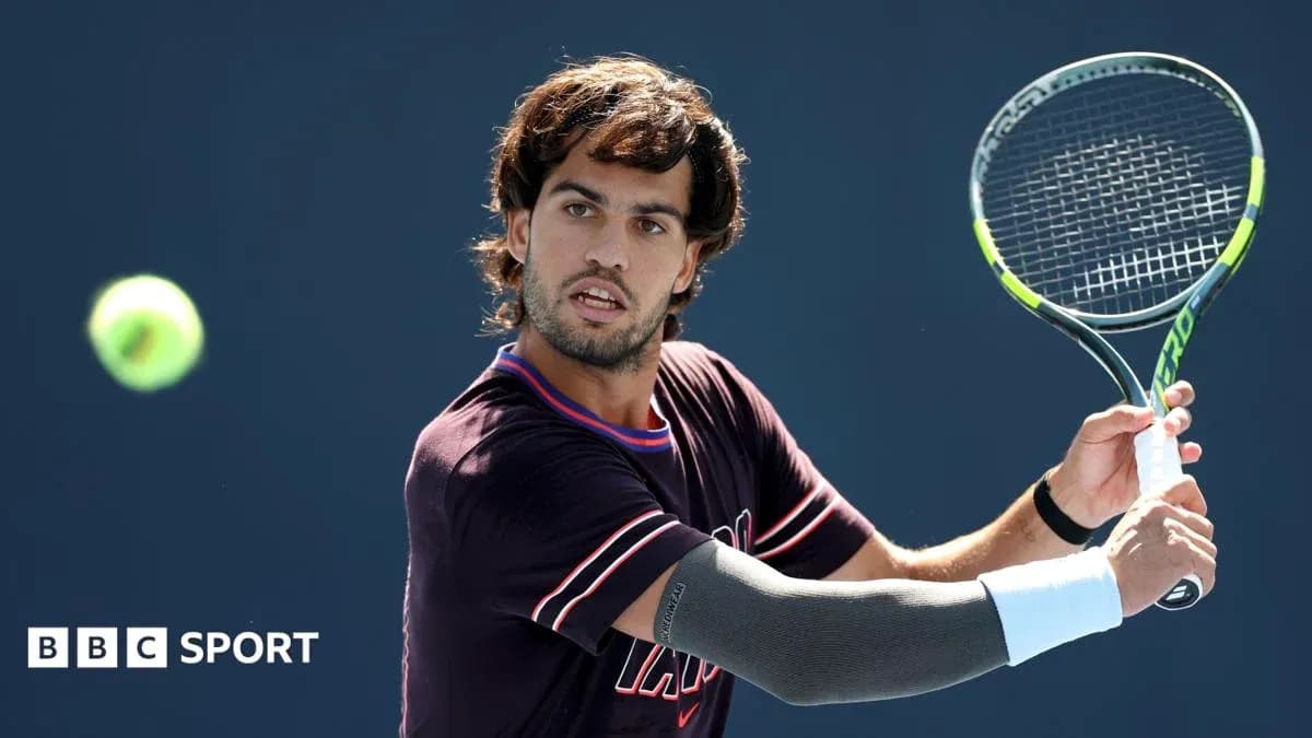 Jugador de tenis golpeando una pelota en entrenamiento