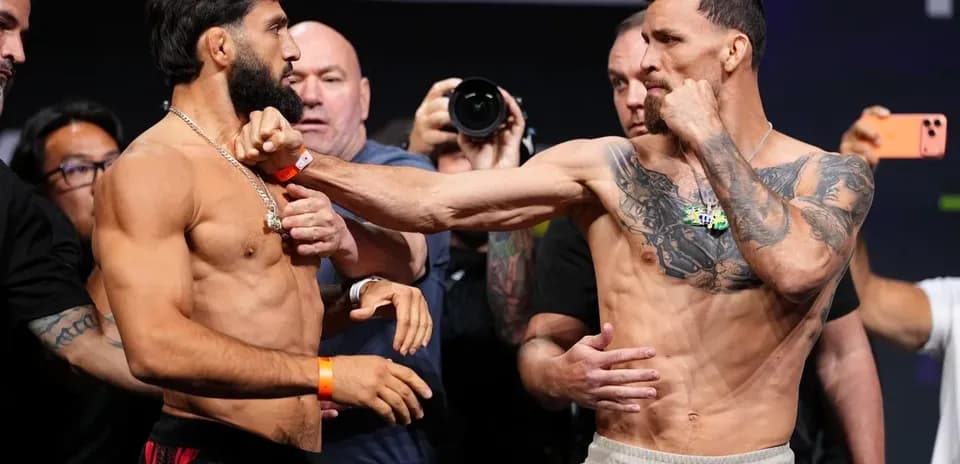 Peleadores enfrentándose durante el pesaje previo a la pelea