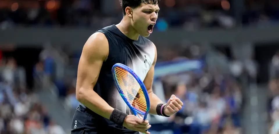 Jugador de tenis celebrando un punto en partido