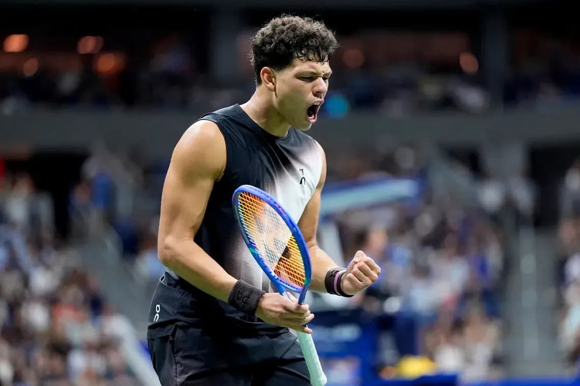 Jugador de tenis celebrando un punto en partido