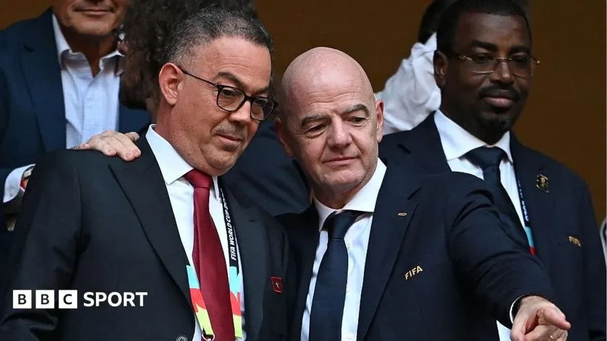 Dos funcionarios de FIFA conversando en un evento
