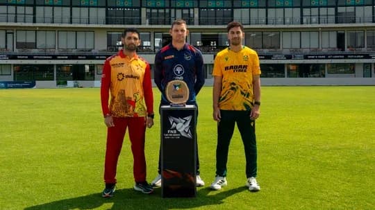 Jugadores de cricket posando con trofeo en el campo