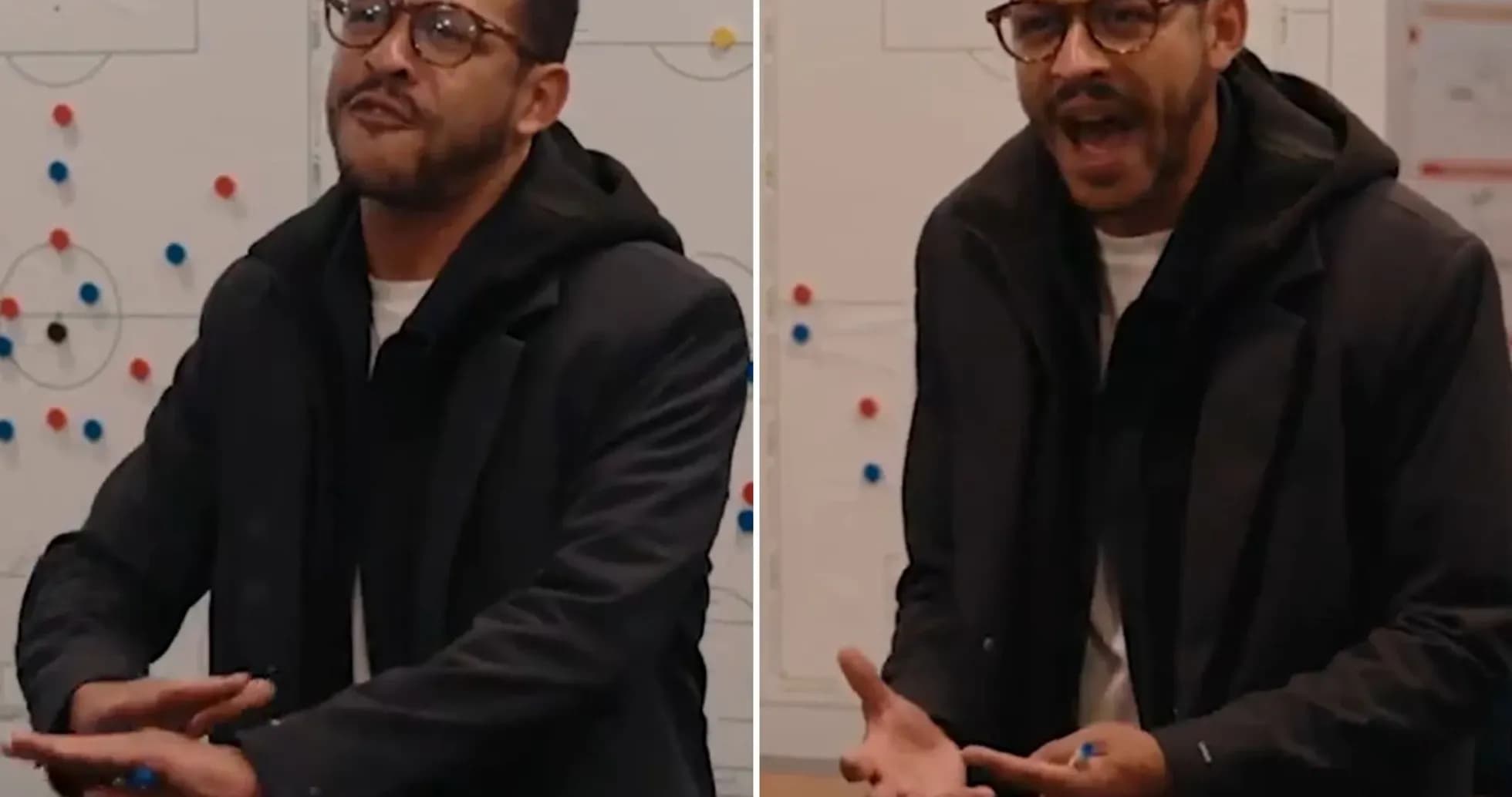 Entrenador explicando tácticas en pizarra